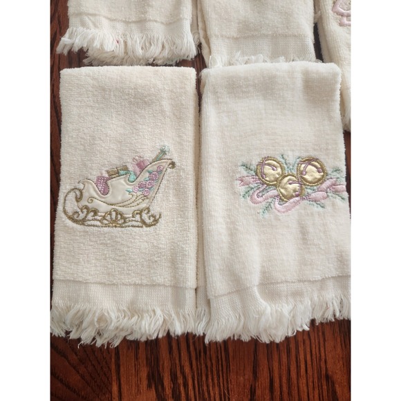 Vintage Saturday Knight Hand Finger Tip Towels Embroidered Christmas Lot of 5 - Picture 3 of 4